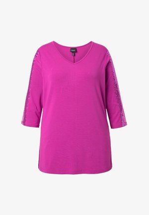 Top de mujer de color rosa brillante con escote en V y mangas tres cuartos, con rayas verticales de lentejuelas a lo largo de ambas mangas.