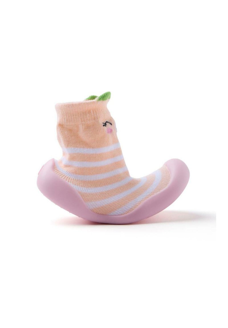 Semelle rose texturée avec une chaussette pêche rayée ornée d'un accent en forme de feuille verte et de détails faciaux. Conçue pour le confort et la stabilité.