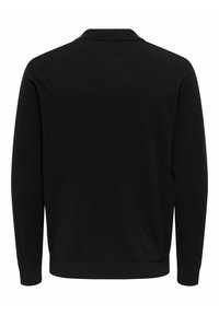 Melnas adītas kardigans ar apkakles kakla izgriezumu, garām piedurknēm un ribotu malu. Gluda tekstūra, bez redzamām rakstu vai metāla detaļām.