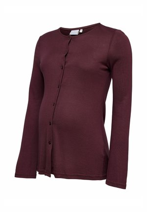 Umstandsstrickjacke in Burgunderrot mit rundem Ausschnitt, langen Ärmeln, Knopfverschluss und tailliertem Design zur Anpassung an wachsende Bäuche.