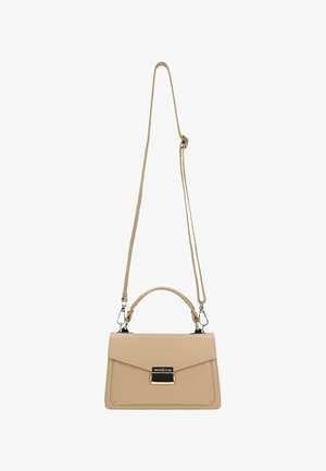 Beige obdélníková kabelka vyrobená z texturovaného syntetického materiálu, s horním madlem, nastavitelným popruhem a kovovým akcentem značky.