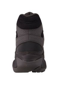 Grå vandresko lavet af syntetisk materiale, med tekstureret bagside, elastisk krave og gummisål. Har et glat design og forstærkede sømme.