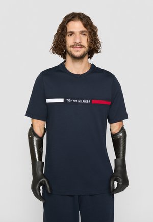 Tommy Hilfiger CHEST INSERT TEE UNISEX - T-Shirt print - desert sky