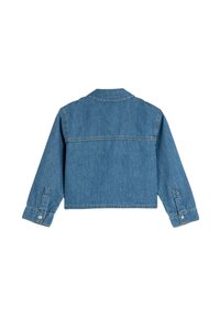 Jeansjacka i medelblått, kort design, med spetsig krage och långa ärmar. Har knäppningar vid ärmsluten och synliga sömnadsdetaljer.