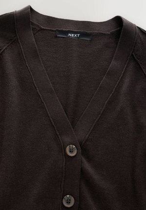 Dunkelbrauner V-Ausschnitt-Cardigan mit zwei sichtbaren Knöpfen und einem aufgenähten Markenlabel mit der Aufschrift "NEXT" am Kragen.