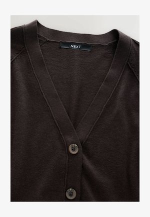 Dunkelbrauner V-Ausschnitt-Cardigan mit zwei sichtbaren Knöpfen und einem aufgenähten Markenlabel mit der Aufschrift "NEXT" am Kragen.