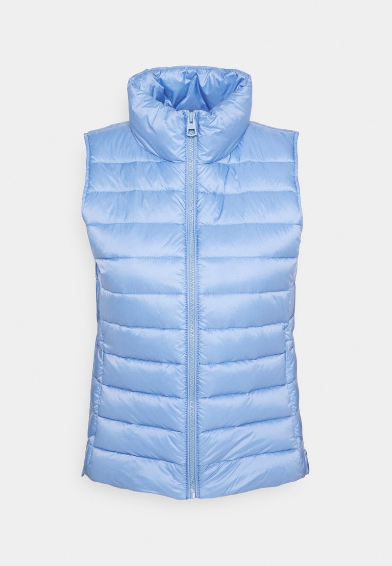 Chaleco acolchado azul claro con un alto cuello, acolchado horizontal y un zipper central. Tejido liso y brillante sin hardware visible.