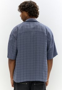 PULL&BEAR CHECK SEERSUCKER  - Vapaa-ajan kauluspaita - blue