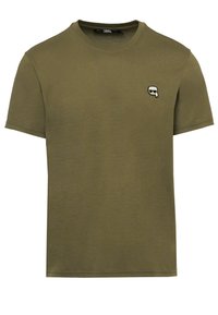 Olivgrünes Baumwoll-T-Shirt mit Rundhalsausschnitt, kurzen Ärmeln und einem kleinen schwarz-weißen Logo auf der linken Brust. Glatte Textur.