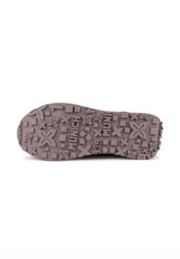 Semelle d'une chaussure, présentant une surface texturée avec des motifs géométriques dans une couleur violette douce. Le mot "MUNICH" est gravé de manière proéminente.