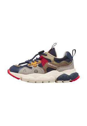 Kolorowy dziecięcy sneaker z grubą białą podeszwą, granatowymi i beżowymi panelami, czerwonymi akcentami oraz elastycznymi sznurowadłami z regulatorem na białym tle.