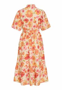 Robe midi avec manches bouffantes, ceinture à la taille, et motif de grandes fleurs orange, rose et jaune sur fond crème.