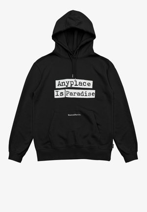 Schwarzer Kapuzenpullover aus weichem Stoff, mit einer vorderen Kängurutasche. Text "Anyplace Is Paradise" in weißen Blockbuchstaben.