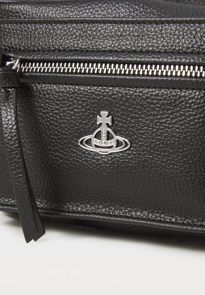 Svart texturerad skinnväska med en silverfärgad logotypemblem och en metallisk dragkedja med en dragflik.