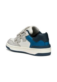 Sneaker avec un dessus en cuir gris, des accents bleu et marine, des sangles en velcro et une semelle en caoutchouc texturé marine.