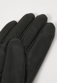 Sorte skinnhansker med en glatt tekstur, som har en tre-delt design på fingrene og subtile sømdetaljer.