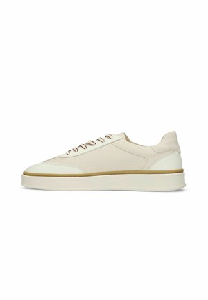 Beige lederen sneaker met lage schacht, bruinaccenten op de veters en een dikke witte zool, zijaanzicht op een witte achtergrond.