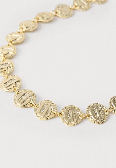 Κολιέ από μέταλλο σε χρυσό τόνο, με κυκλικούς κρίκους που έχουν υφή και χαραγμένα σχέδια γραμμάτων, με λαμπερό και αντανακλαστικό φινίρισμα.