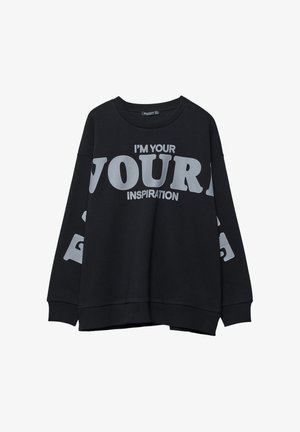 Czarna bluza z dużym szarym napisem "I'M YOUR" i mniejszym napisem "INSPIRATION" z przodu, oversize, z długimi rękawami i ściągaczami.
