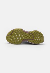 Nike Performance ZOOMX INVINCIBLE FK 3 - Hardloopschoenen voor op de weg - photon dust/black/summit white/platinum violet/saturn gold/soft yellow