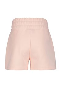 Persikofärgade, texturerade shorts med elastisk midja och slät yta. Designen inkluderar en enkel fåll och inga ytterligare detaljer.
