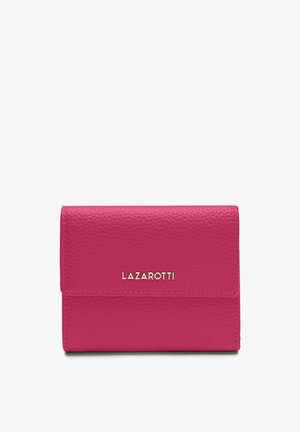 Cartera de piel rosa con una superficie texturizada, diseño plegable y un logo dorado en la parte frontal. Forma compacta y rectangular.