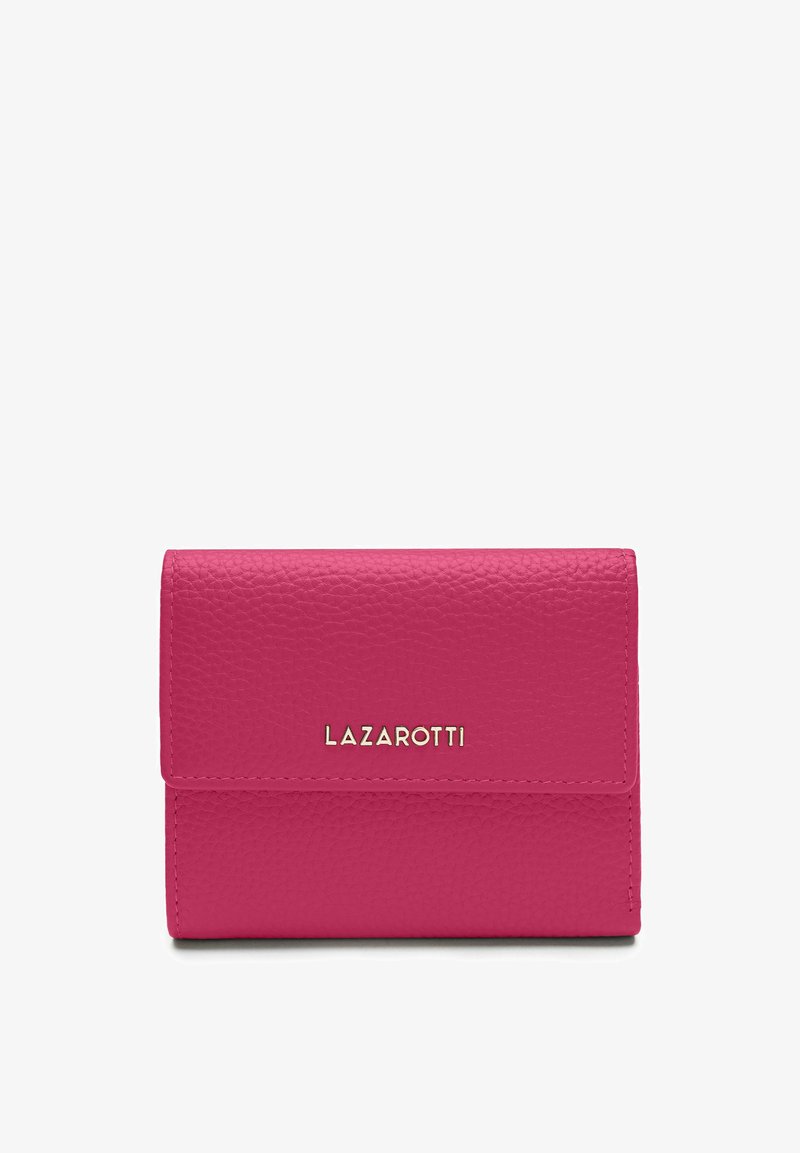 Portefeuille en cuir rose avec une surface texturée, design à rabat et logo doré à l'avant. Forme compacte et rectangulaire.
