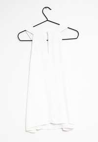 Witte mouwloze top aan een zwarte hanger, met een keyhole rug, een gladde stoftextuur en een A-lijn silhouet.