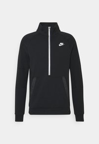Černý pulover Nike s bílým půlzipem, vysokým límcem, dlouhými rukávy, klokankovou kapsou a bílým logem Nike na levém prsu.