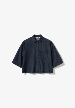 Tumši zila džinsa īsroku krekls ar pogām priekšpusē, apkakli un vienu krūšu kabatu, ar vaļēju piegriezumu un vieglu tekstūru.