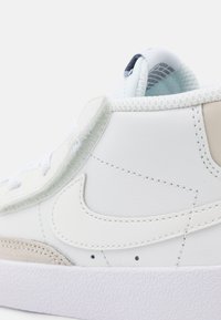Nike Sportswear BLAZER MID '77 UNISEX - Sapatilhas de cano alto - summit white/clear/light orewood brown/white