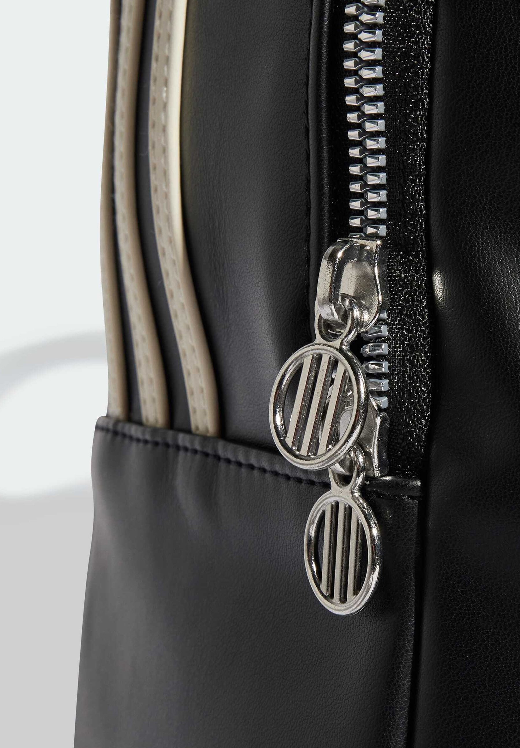 バッグ BACKPACK/BLACK x Silver BACKPACK– UNTRACK