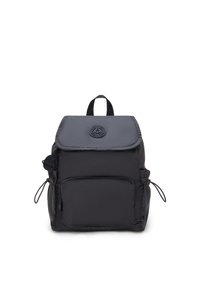 Sac à dos en nylon noir avec un rabat, une poche avant et des fermetures à cordon sur les côtés. Présente un logo rond et une poignée supérieure. Texture douce et lisse.