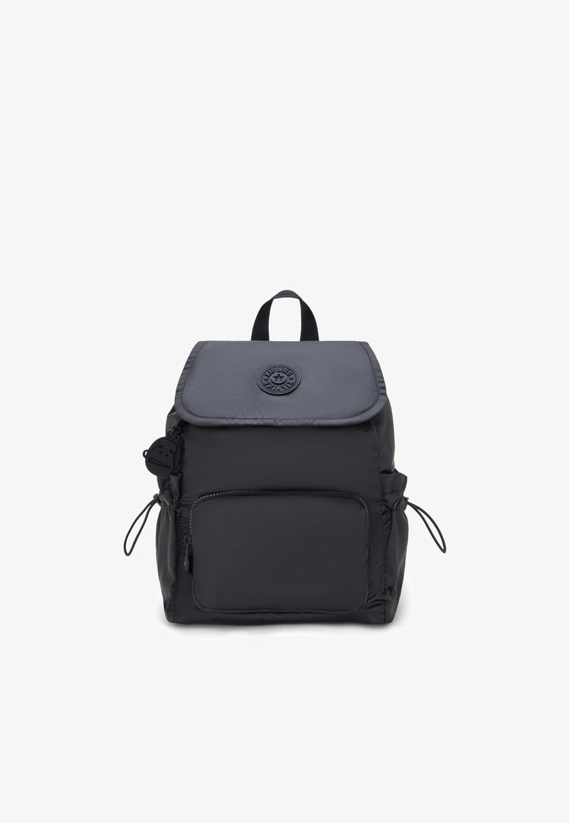 Sac à dos en nylon noir avec un rabat, une poche avant et des fermetures à cordon sur les côtés. Présente un logo rond et une poignée supérieure. Texture douce et lisse.