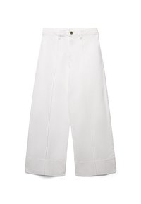 Pantaloni bianchi a gamba larga in cotone. Presentano una chiusura frontale con bottone, due tasche frontali e una finitura pulita e sartoriale.