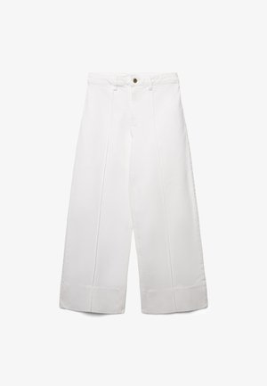 Pantalon blanc à jambes larges en coton. Il présente une fermeture à boutons à l'avant, deux poches avant, et une finition nette et ajustée.