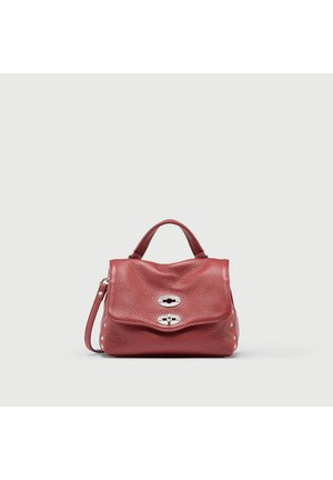 Borsa a mano in pelle rossa strutturata con manico superiore, patta con due chiusure a torsione argentate e tracolla removibile.