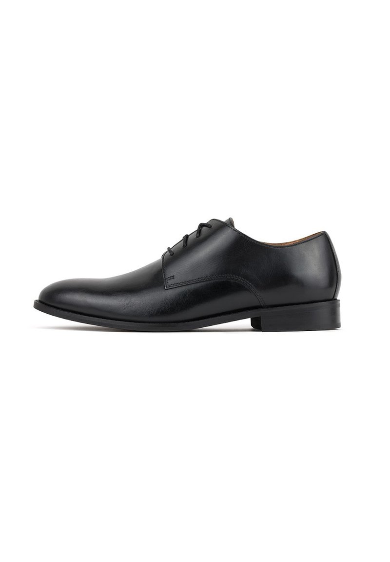 Czarne skórzane buty eleganckie z okrągłym noskiem, sznurowaniem i niskim, fakturowanym obcasem. Prosty design bez widocznych zdobień.