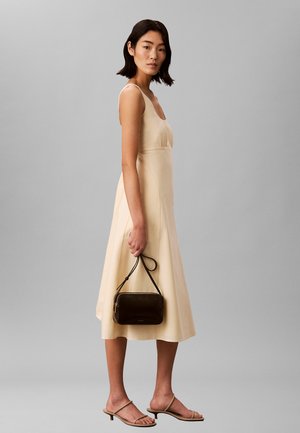 Calvin Klein, CALVIN KLEIN GLOSSY FOIL LOGO CROSSBODY CAMERA BAG - Skuldertasker - delicioso