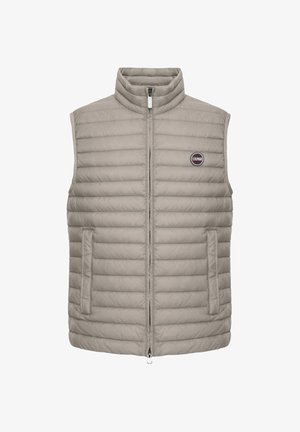 Chaleco acolchado sin mangas de color gris claro con cuello alto, cremallera frontal, dos bolsillos laterales y logotipo circular de Colmar en el pecho izquierdo.