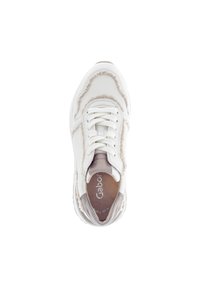Weiße Sneaker mit einer Mischung aus strukturierten Materialien, einschließlich fellähnlicher Akzente. Schnürdesign und gepolsterte Schuhkragen für Komfort.