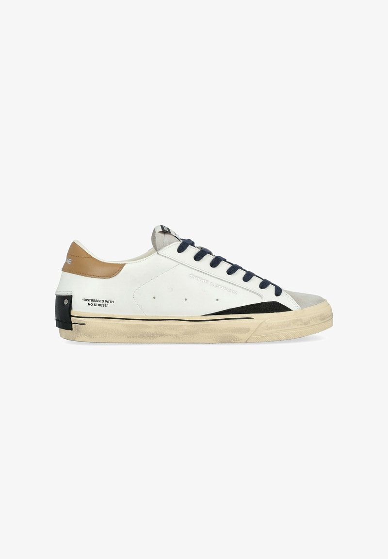 Sneaker bianco in pelle con lacci blu navy, dettagli color cammello e punta testurizzata. Presenta una striscia laterale nera e una suola invecchiata con dettagli del logo.