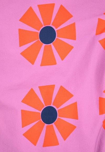 Textilie s velkými, výraznými květinovými vzory v oranžové a námořnické modři na růžovém pozadí; hladký povrch; geometrické květinové okvětní lístky a centrální kruhy.