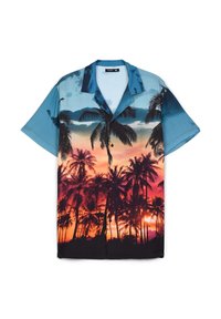 Camicia a maniche corte con bottoni in blu e nero, caratterizzata da una grafica di palme al tramonto, con una texture liscia e una vestibilità rilassata.