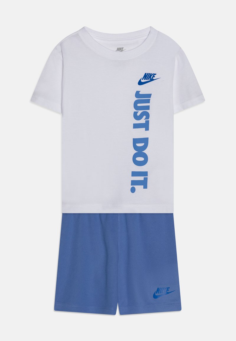 Fiataloknak készült kétrészes szett, amely tartalmaz egy fehér pamut pólót kék "JUST DO IT" felirattal, valamint egy kék hálós sort Nike logóval.
