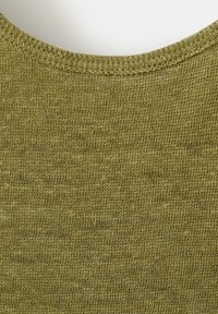 Gros plan sur un tissu tricoté vert olive avec un col rond serré et une texture de point de tricot visible.