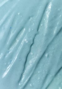 Gel di un blu chiaro con una texture liscia e lucida, caratterizzato da motivi ondulati e piccole bolle in tutto il composto. Alcuni dettagli blu più scuri sono visibili.