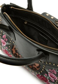 Borsa a tracolla nera in faux leather con ricami floreali, borchie dorate e foderato con stampa leopardata. Presenta manici doppi e molteplici tasche con zip.