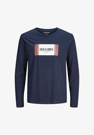 Mehrfarbige Navy-T-Shirt mit langen Ärmeln aus weicher Baumwolle, das ein rechteckiges weißes Etikett mit "JACK & JONES" und einem rostfarbenen Akzent zeigt. Einfaches Design.