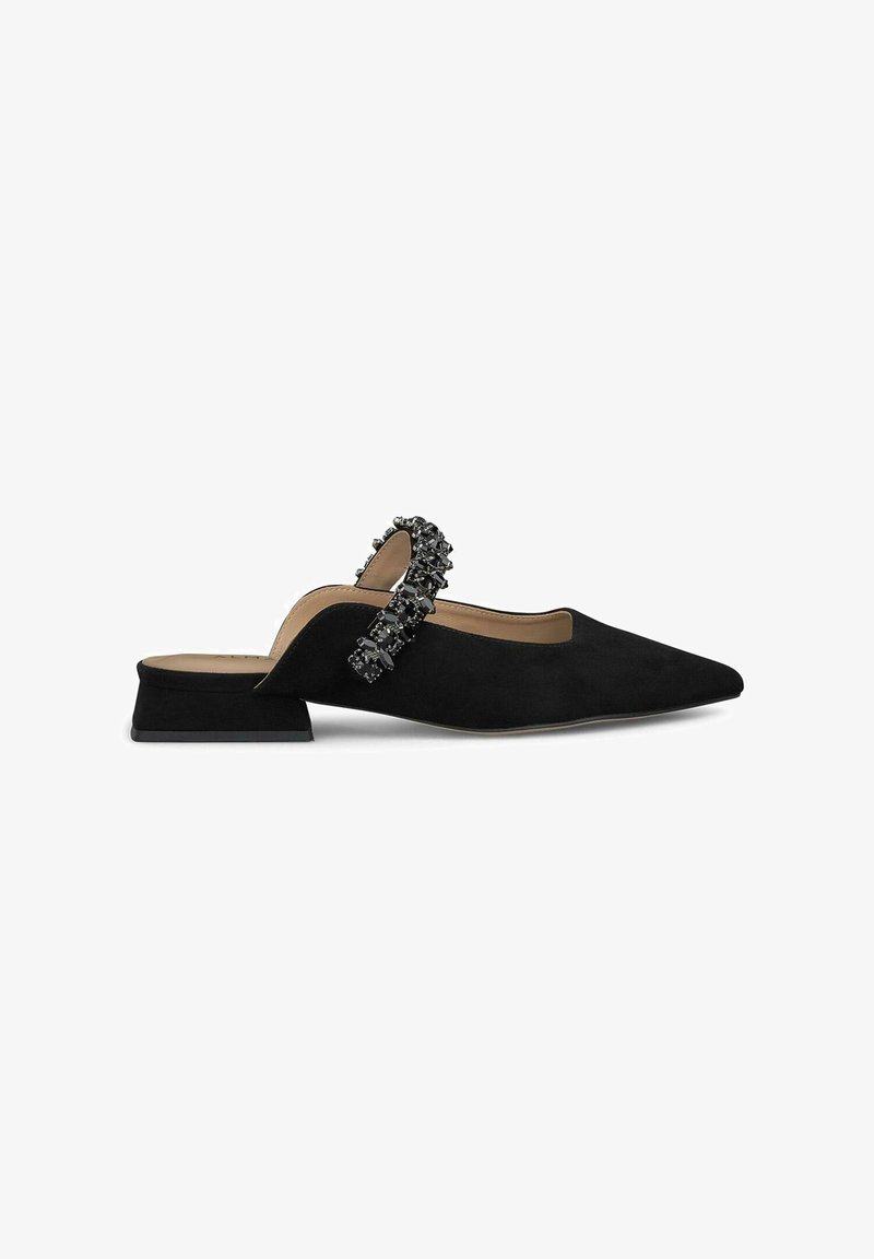 Zwarte suède slingback schoen met een puntige neus, voorzien van decoratieve zwarte edelsteenaccenten op de hiel en een lage blokhak.